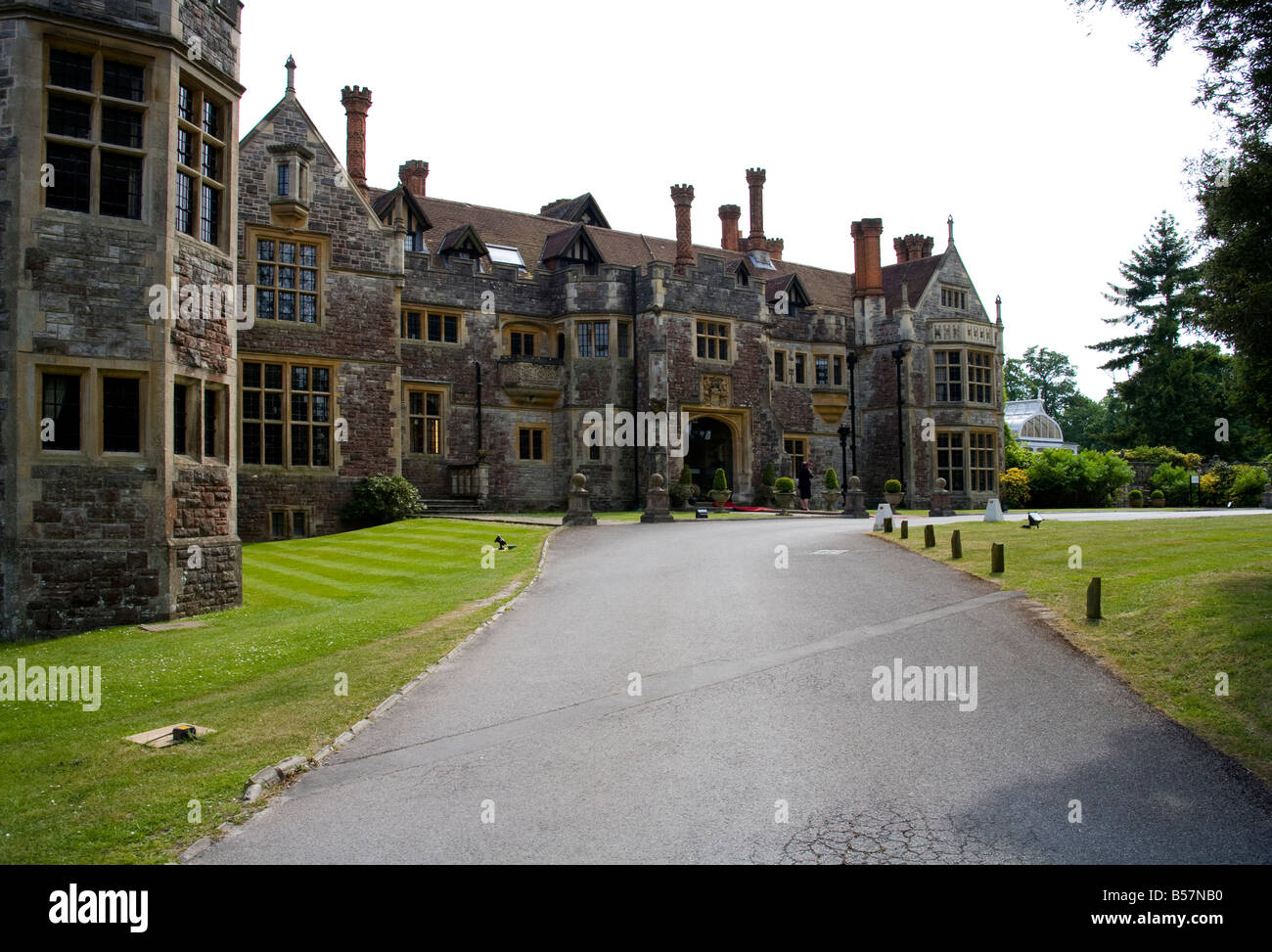 Une maison de campagne anglaise Tudor qui a été transformé en un hôtel moderne avec une restauration de l'extérieur. Banque D'Images