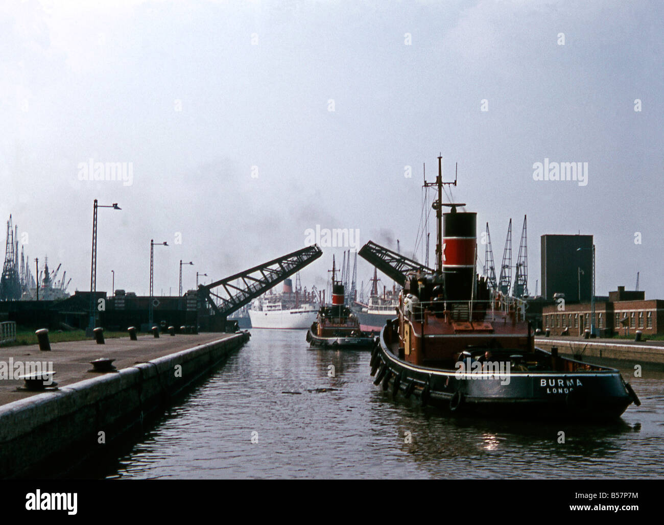 Remorqueurs entrant dans le Royal Docks, l'Est de Londres, août 1969 Banque D'Images