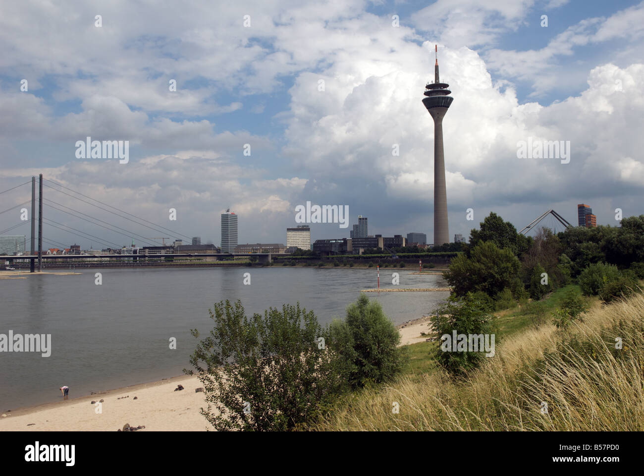 Plage de sable sur le Rhin, Düsseldorf, Rhénanie du Nord-Westphalie, Allemagne. Banque D'Images
