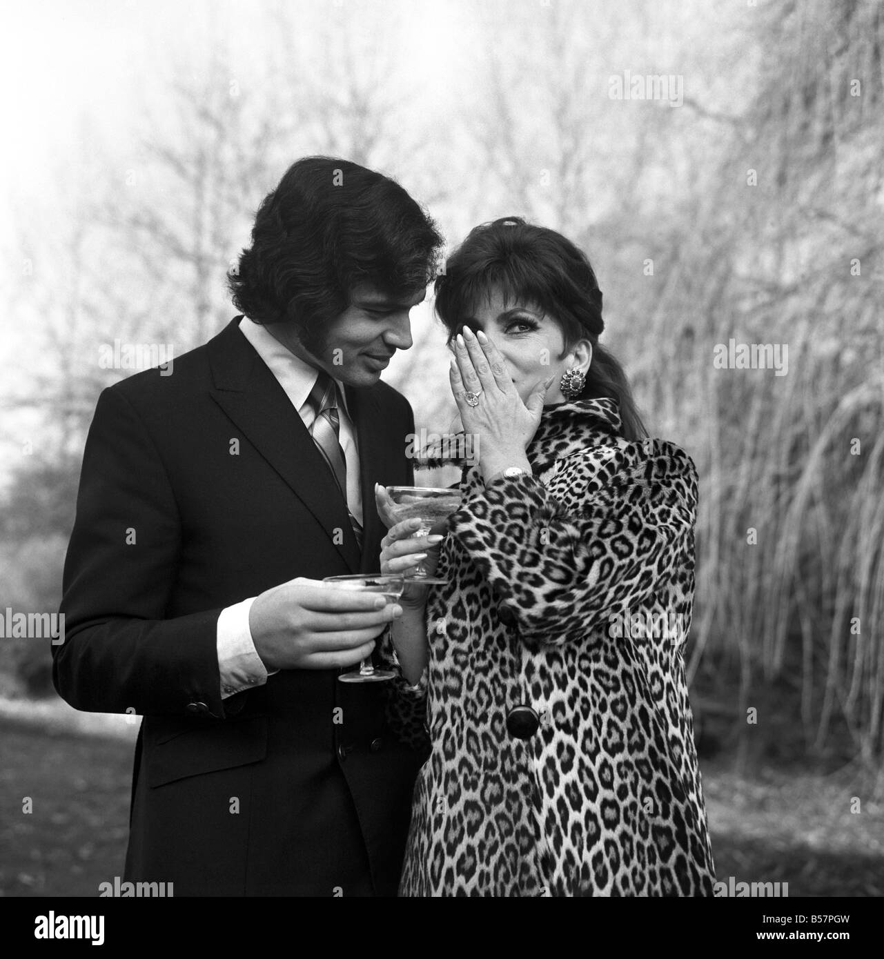 Singer Engelbert Humperdinck est l'hôte d'invité spécial à l'actrice italienne Gina Lollobrigida. ;Et ensemble ils boivent une coupe de champagne à un partenariat réussi. ; Janvier 1970 ;70-00084-006 Banque D'Images