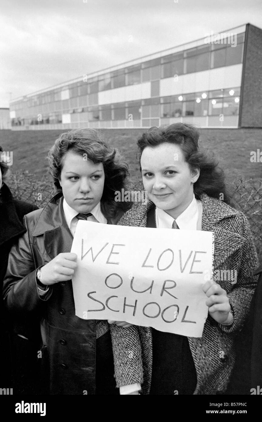 Les écolières de protestation contre la fermeture de leur école. Janvier 1975 &# 13 ;&# 10;75-00285-001 Banque D'Images