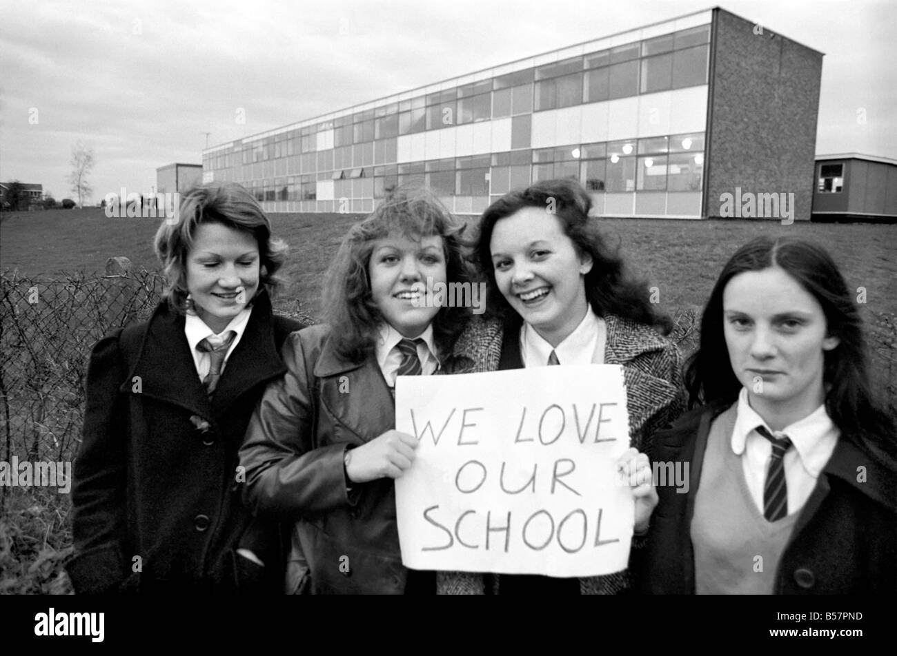 Les écolières de protestation contre la fermeture de leur école. Janvier 1975 &# 13 ;&# 10;75-00285 Banque D'Images