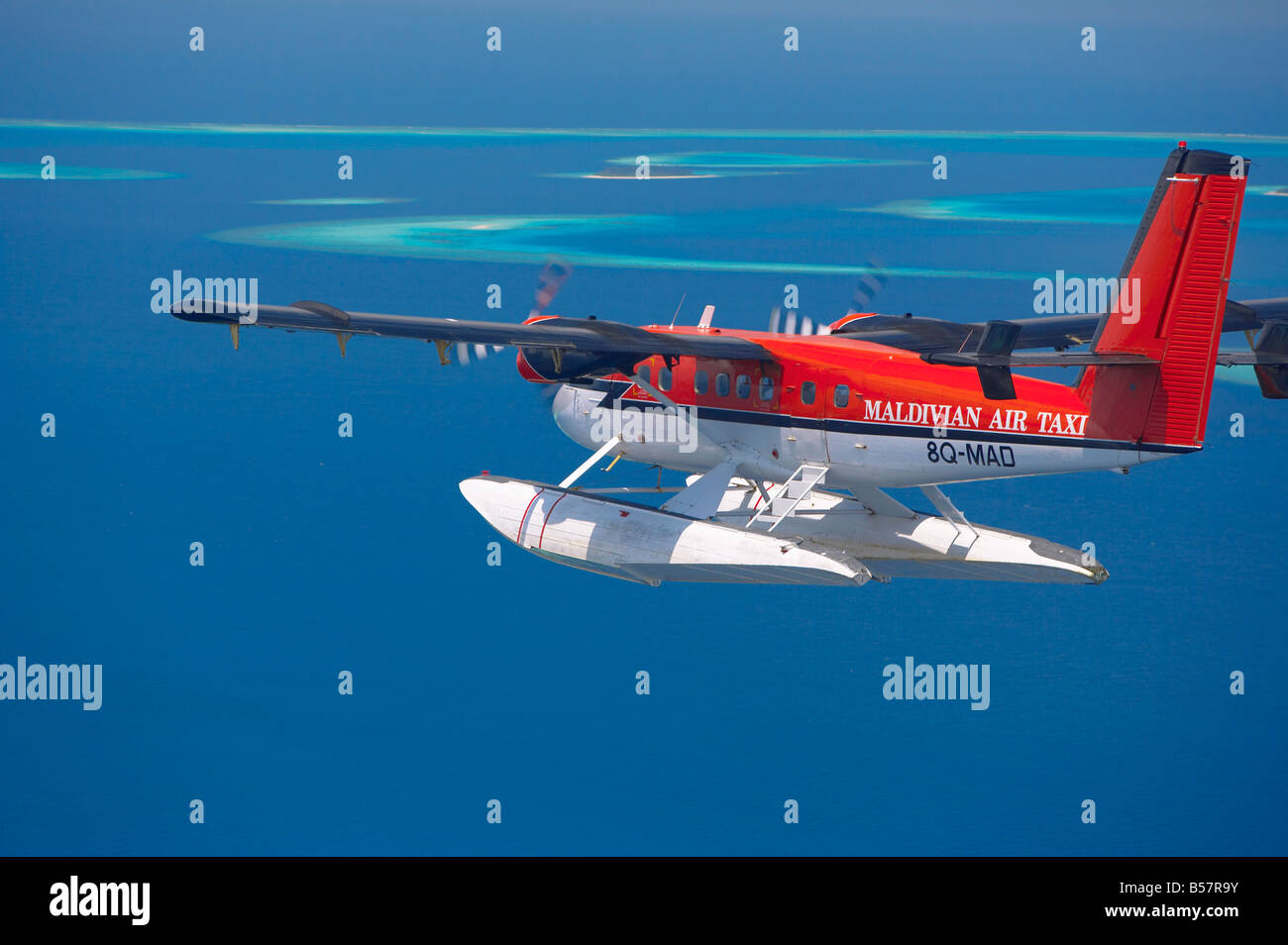 Vue aérienne de Maldivian Air Taxi volant dans l'archipel des Maldives, l'Océan Indien, l'Asie Banque D'Images