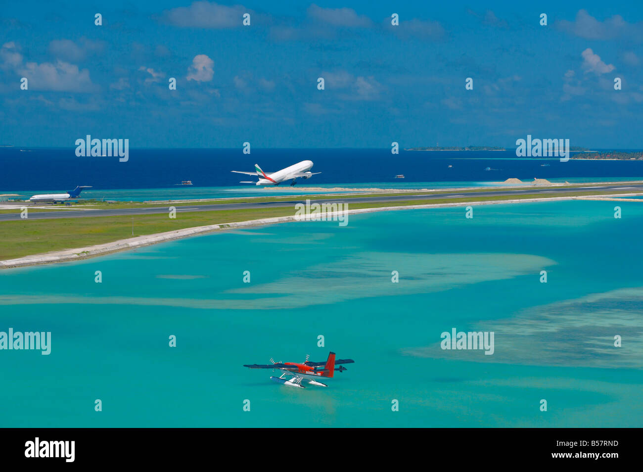 Jet passagers décollant de l'aéroport international de Malé, Maldives et air taxi prêt à décoller, Maldives, océan Indien, Asie Banque D'Images