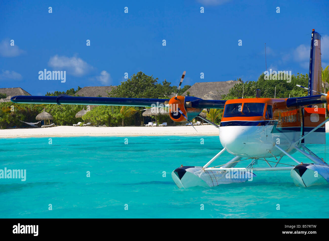 Maldivian Air Taxi garé dans un resort aux Maldives, l'Océan Indien, l'Asie Banque D'Images