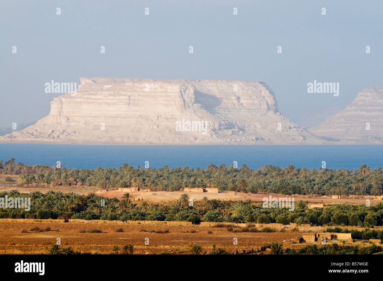 Birket Siwa Siwa (lac) et Jebel Beida (montagnes Blanches), l'oasis de Siwa, désert de l'Ouest, l'Egypte, l'Afrique du Nord, Afrique Banque D'Images