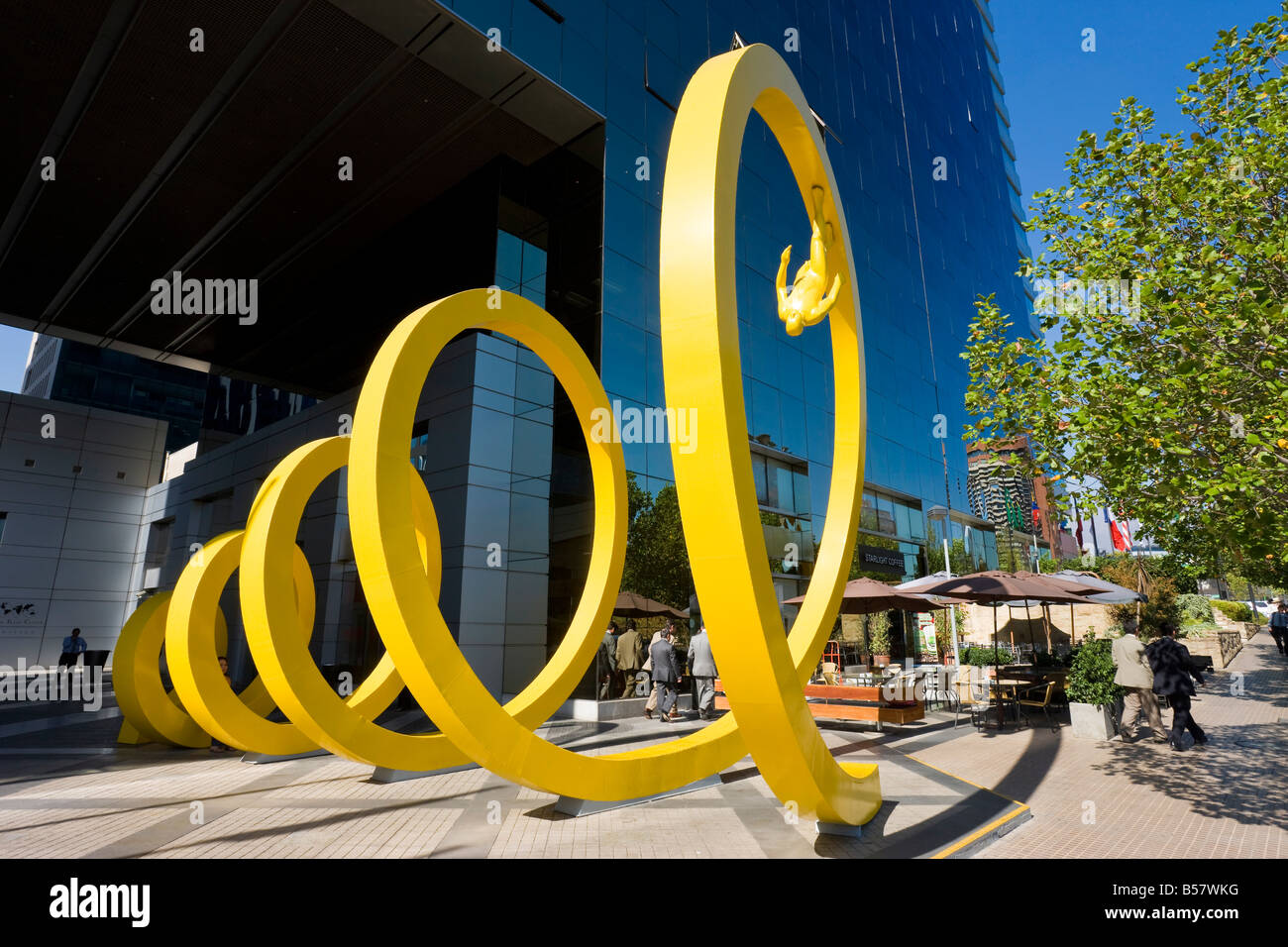 Sculpture spirale jaune dans le quartier central des affaires, Santiago, Chili, Amérique du Sud Banque D'Images