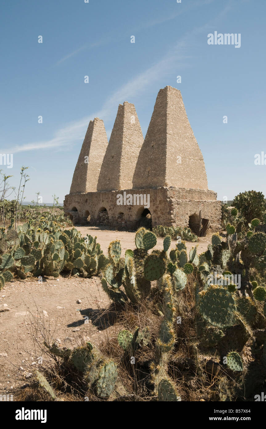 Vieux fours pour le mercure, le traitement minéral de pozos (Pozos), site du patrimoine mondial de l'UNESCO, de l'État de Guanajuato, Mexique Banque D'Images