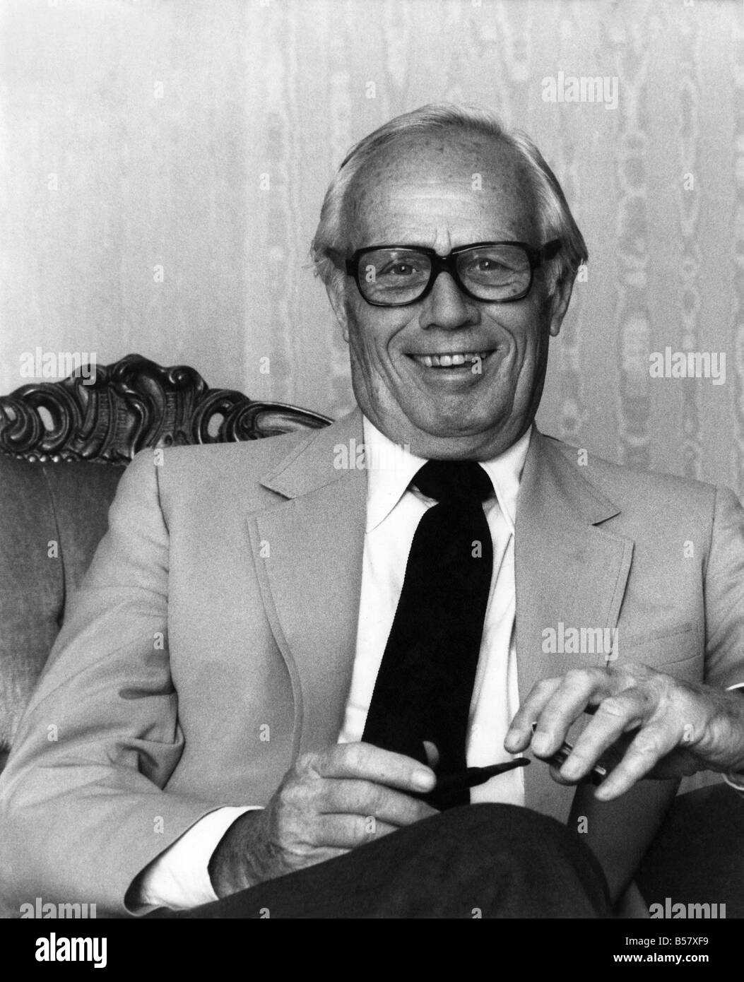 L'acteur américain Richard Widmark star du nouveau film "qui ose gagne" photographié à l'hôtel Connaught à Londres, août 1982 Banque D'Images