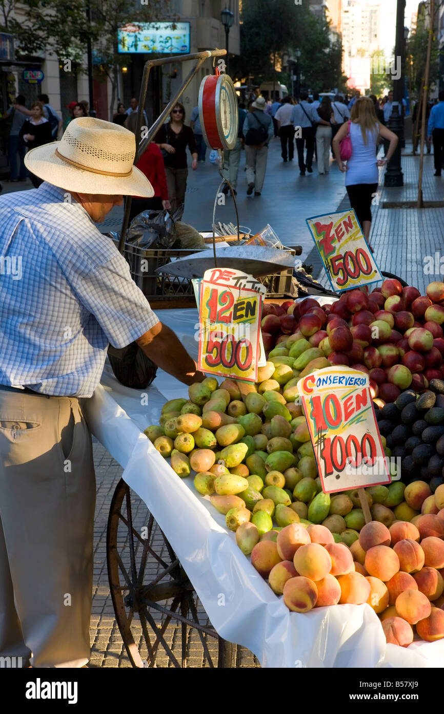 Bloquer la vente de fruits dans le centre de Santiago sur l'avenue O'Higgins, Santiago, Chili, Amérique du Sud Banque D'Images