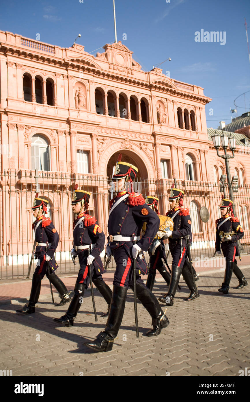 Marchant devant les gardes de la Casa Rosada, Buenos Aires, Argentine, Amérique du Sud Banque D'Images