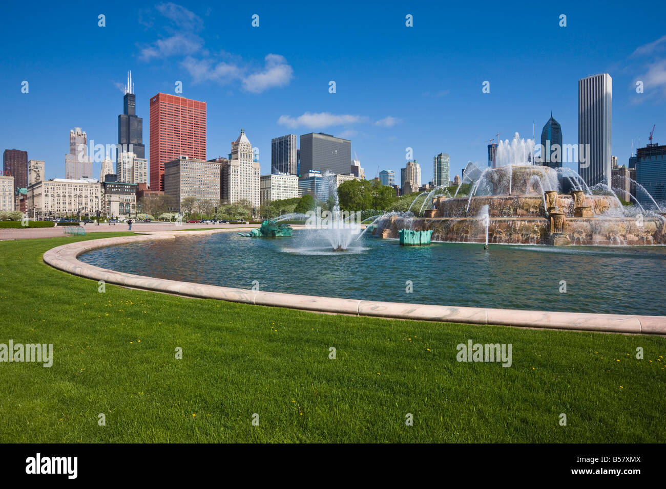Fontaine de Buckingham dans Grant Park avec Sears Tower et au-delà de l'horizon sud du Loop, Chicago, Illinois, États-Unis d'Amérique Banque D'Images