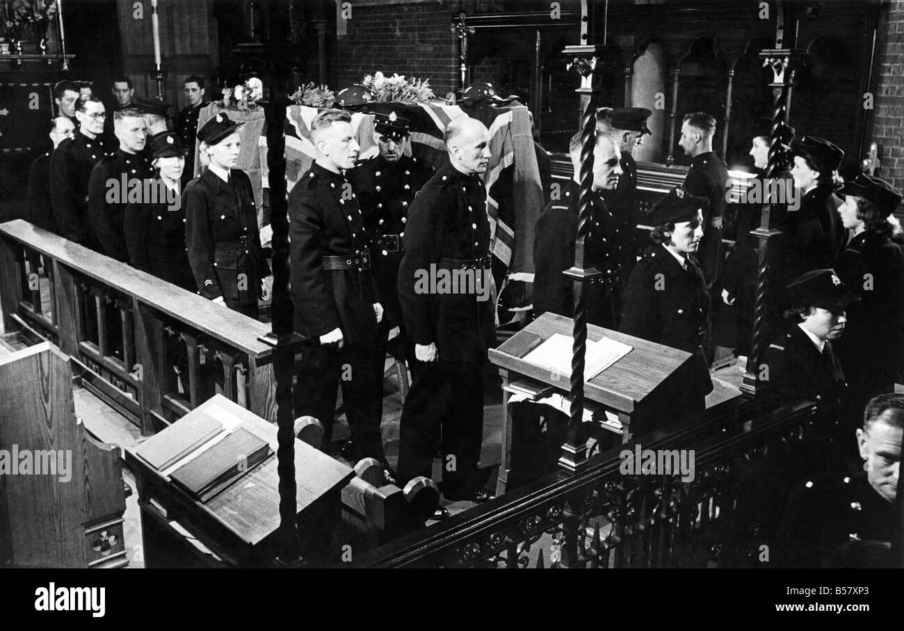 Le nouveau mars NFS a été joué dans l'église pour la première fois mercredi lors de membres du Service des incendies et des représentants de toutes les branches de la défense civile se sont réunis pour honorer la mémoire de deux pompiers qui sont morts au service de leur roi et de leur pays. Les pompiers, Edward Arthur Rosebridge et Christain George Cert, ont été tués lorsque leur poste a été en partie démoli par une bombe volante. Rosebridge et Cert qui avait si souvent ont alors que la lutte contre l'incendie mises côte à côte dans des cercueils qui reposait sur le dessus de l'axe et des casques qui avait appartenu à eux Banque D'Images