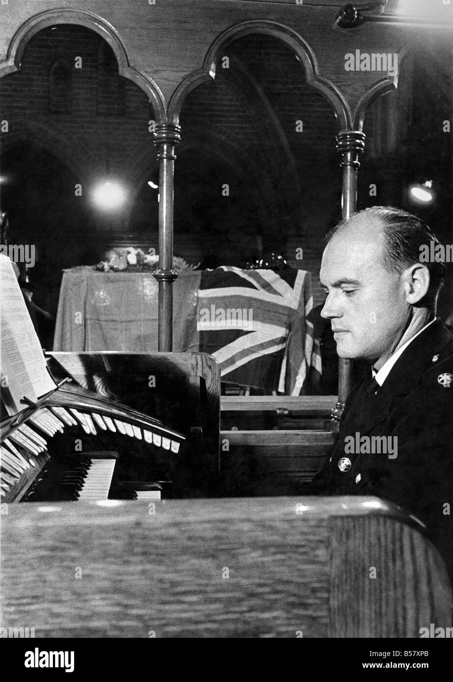 Le nouveau mars NFS a été joué dans l'église pour la première fois mercredi lors de membres du Service des incendies et des représentants de toutes les branches de la défense civile se sont réunis pour honorer la mémoire de deux pompiers qui sont morts au service de leur roi et de leur pays. Les pompiers, Edward Arthur Rosebridge et Christain George Cert, ont été tués lorsque leur poste a été en partie démoli par une bombe volante. Rosebridge et Cert qui avait si souvent ont alors que la lutte contre l'incendie mises côte à côte dans des cercueils qui reposait sur le dessus de l'axe et des casques qui avait appartenu à eux Banque D'Images