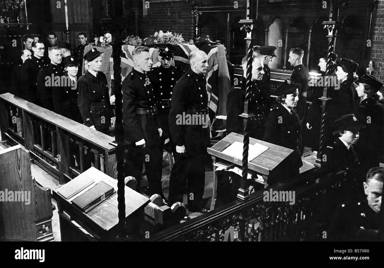 Le nouveau mars NFS a été joué dans l'église pour la première fois mercredi lors de membres du Service des incendies et des représentants de toutes les branches de la défense civile se sont réunis pour honorer la mémoire de deux pompiers qui sont morts au service de leur roi et de leur pays. Les pompiers, Edward Arthur Rosebridge et Christain George Cert, ont été tués lorsque leur poste a été en partie démoli par une bombe volante. Rosebridge et Cert qui avait si souvent ont alors que la lutte contre l'incendie mises côte à côte dans des cercueils qui reposait sur le dessus de l'axe et des casques qui avait appartenu à eux Banque D'Images