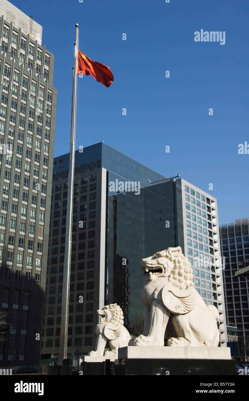 Une statue de lion en pierre dans le CBD Business district, Beijing, China, Asia Banque D'Images