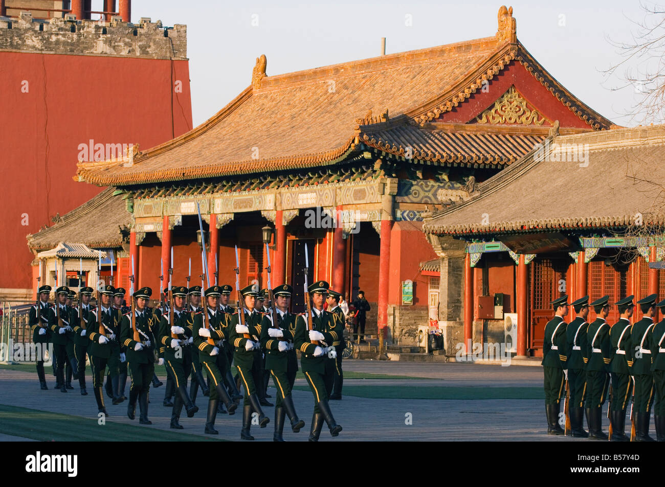 Militaires les soldats marchant à l'extérieur de la foret interdite City Palace Museum, UNESCO World Heritage Site, Beijing, China, Asia Banque D'Images