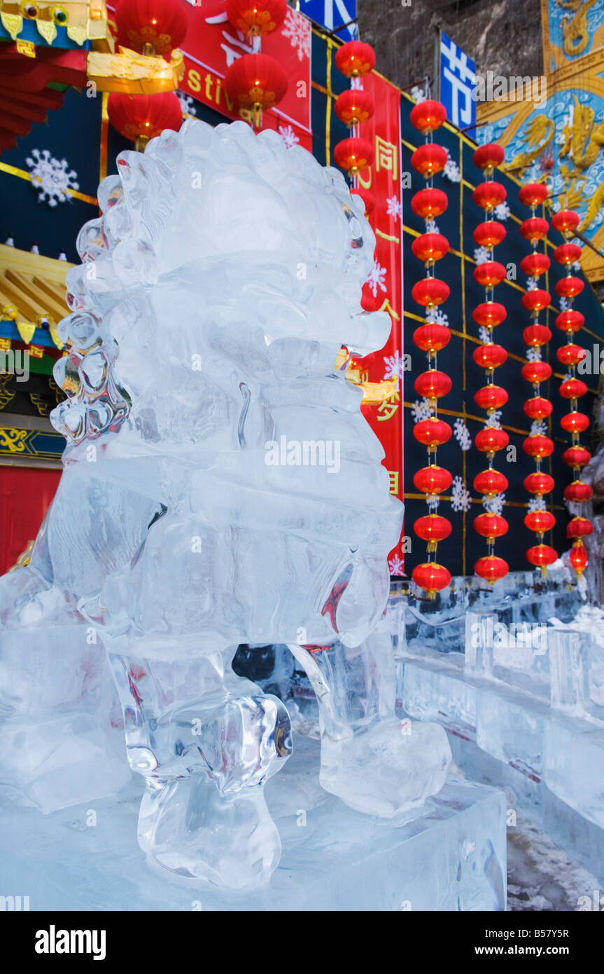 Un lion statue sculpture de glace à gorge a Fuqian Westi festival des sculptures en glace, Beijing, China, Asia Banque D'Images