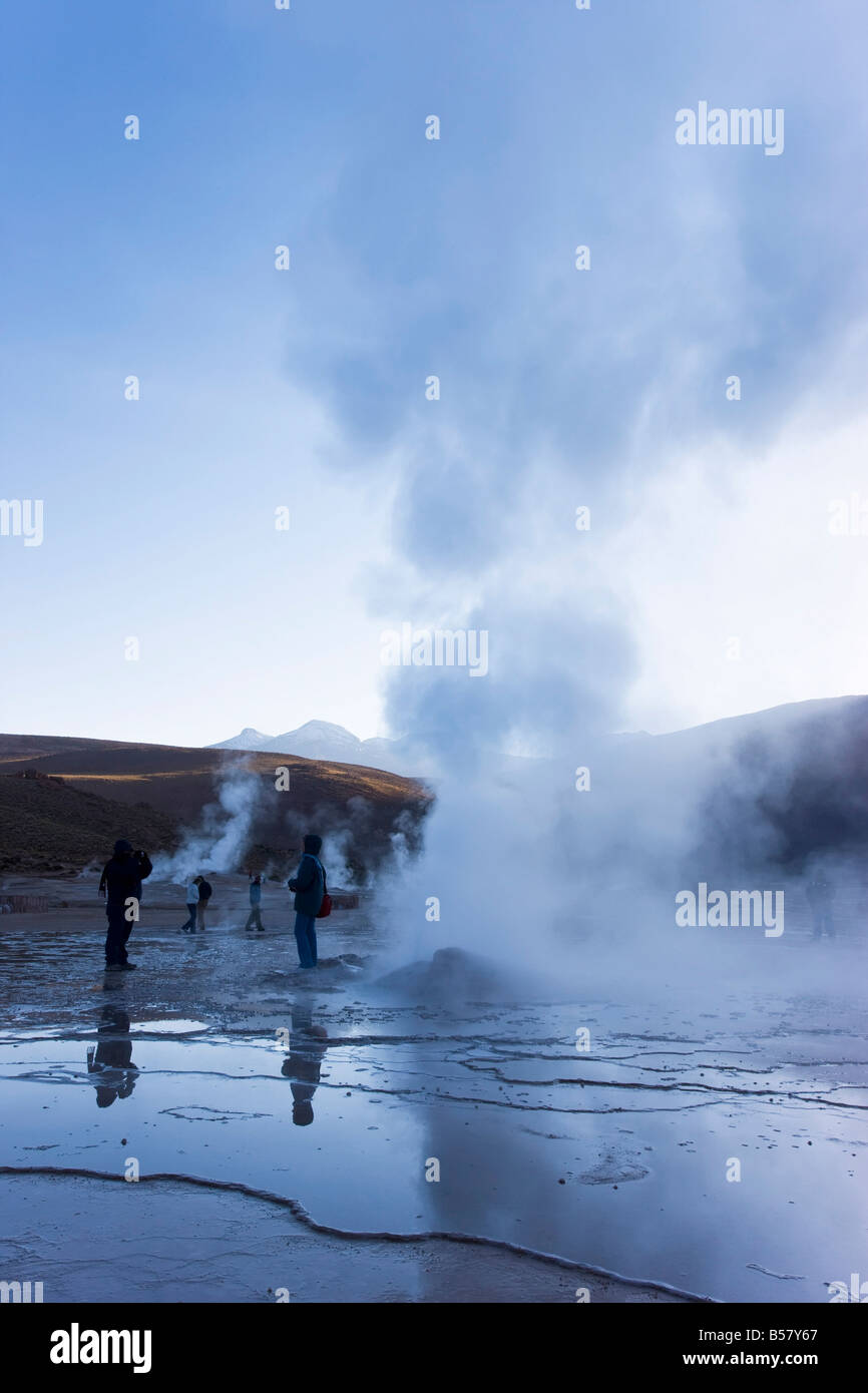 El Tatio Geysers, la région est entourée par les volcans et alimenté par 64 geysers, Désert d'Atacama, Chili Banque D'Images