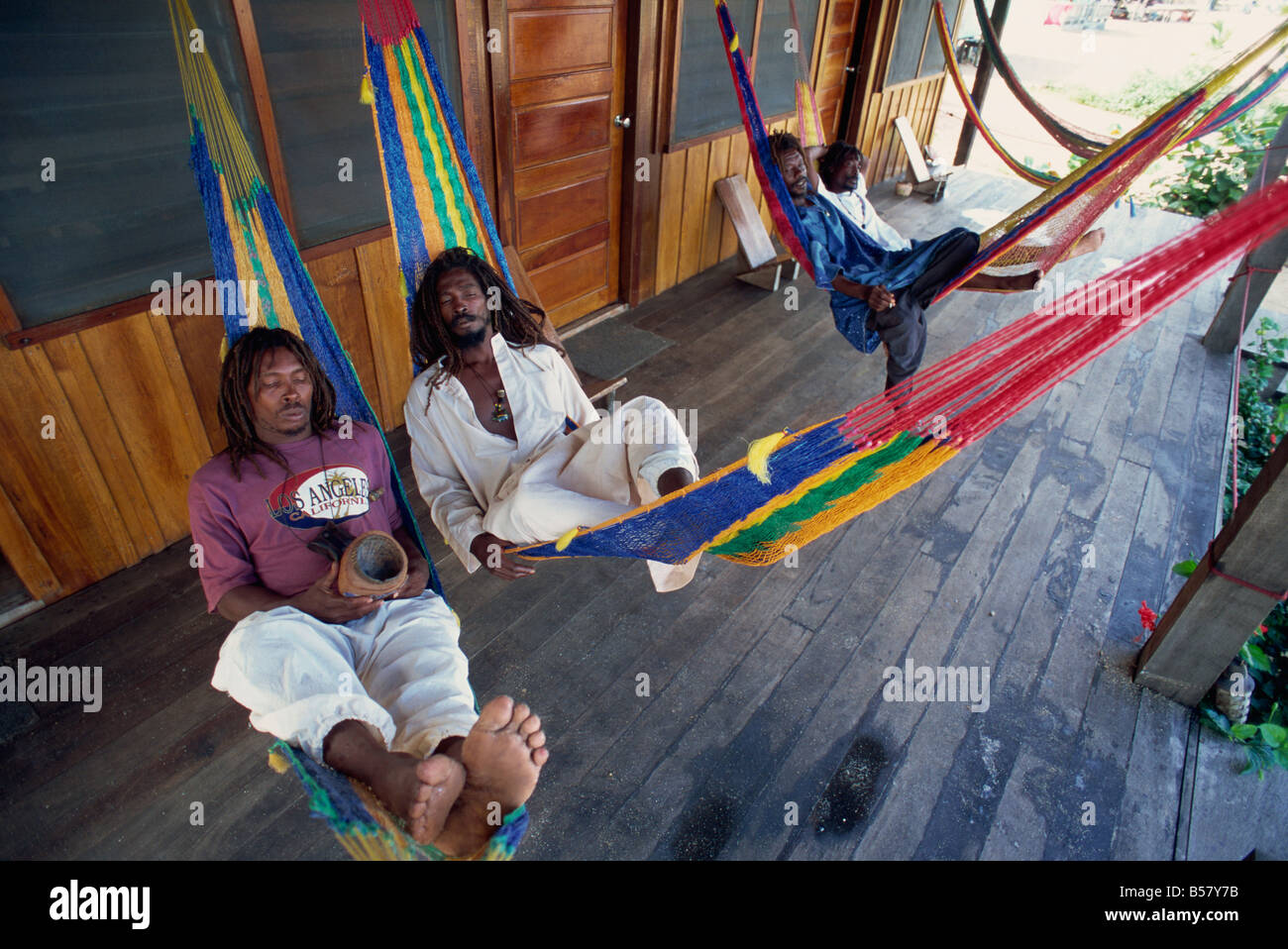 Les membres de l'Original Turtle Shell Band, un groupe de musiciens Garifuna, Dangriga, Stann Creek, Belize, Amérique Centrale Banque D'Images