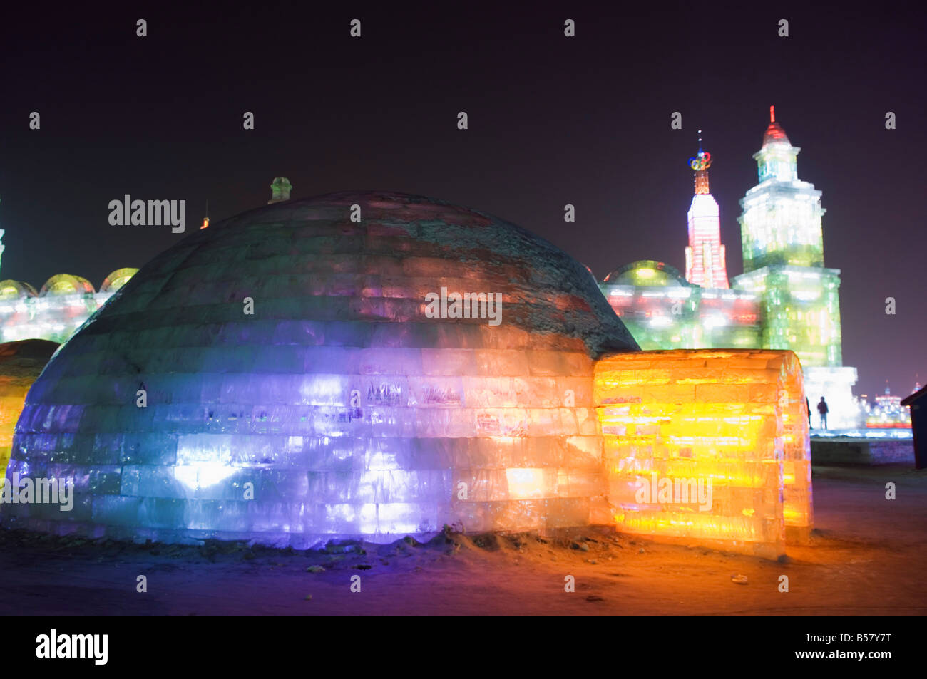 Un igloo sculpture de glace illuminée la nuit au festival de lanternes de  glace, Harbin, province de Heilongjiang, au nord-est de la Chine, Chine  Photo Stock - Alamy