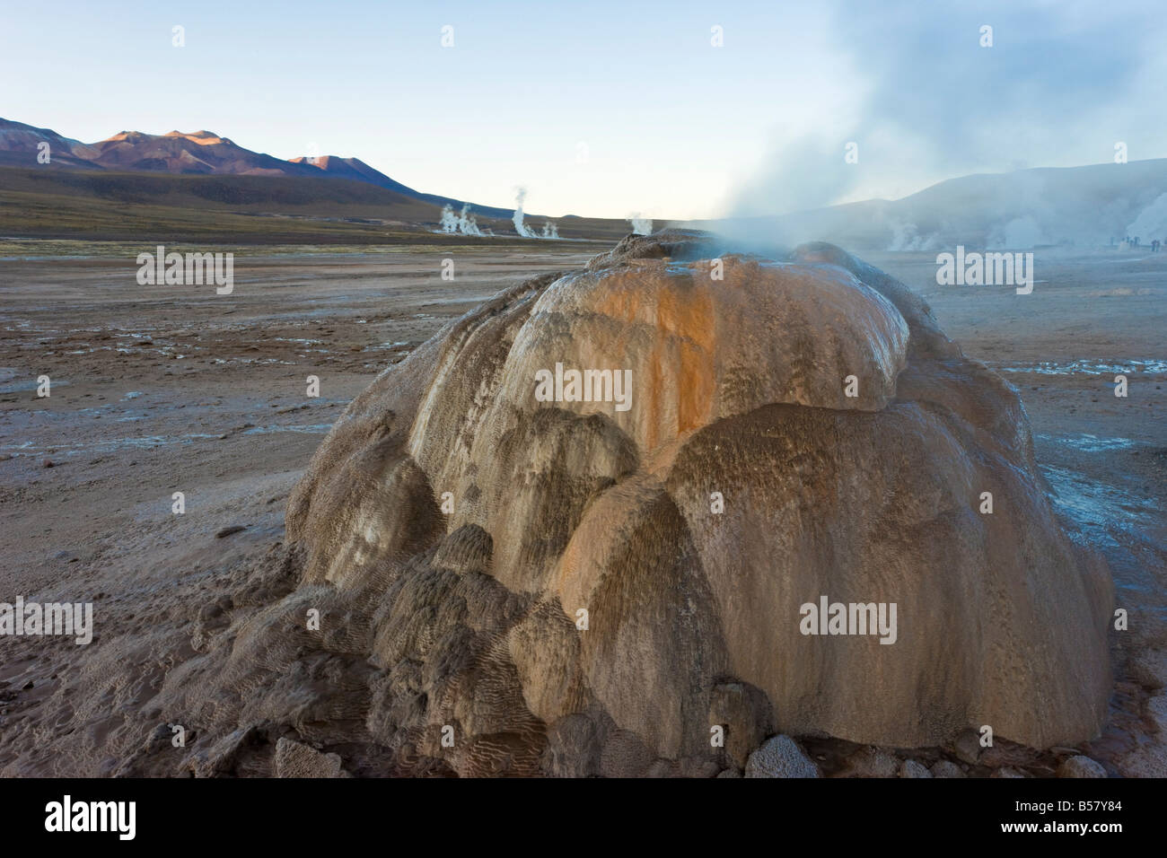 El Tatio Geysers, la région est entourée par les volcans et alimenté par 64 geysers, Désert d'Atacama, Chili Banque D'Images