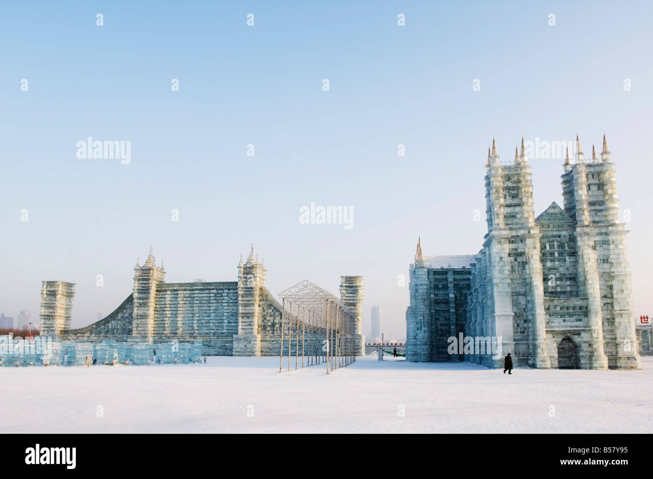 Sculptures de glace de la cathédrale Notre-Dame et du London Tower Bridge au festival de lanternes de glace, province de Heilongjiang, Chine Banque D'Images