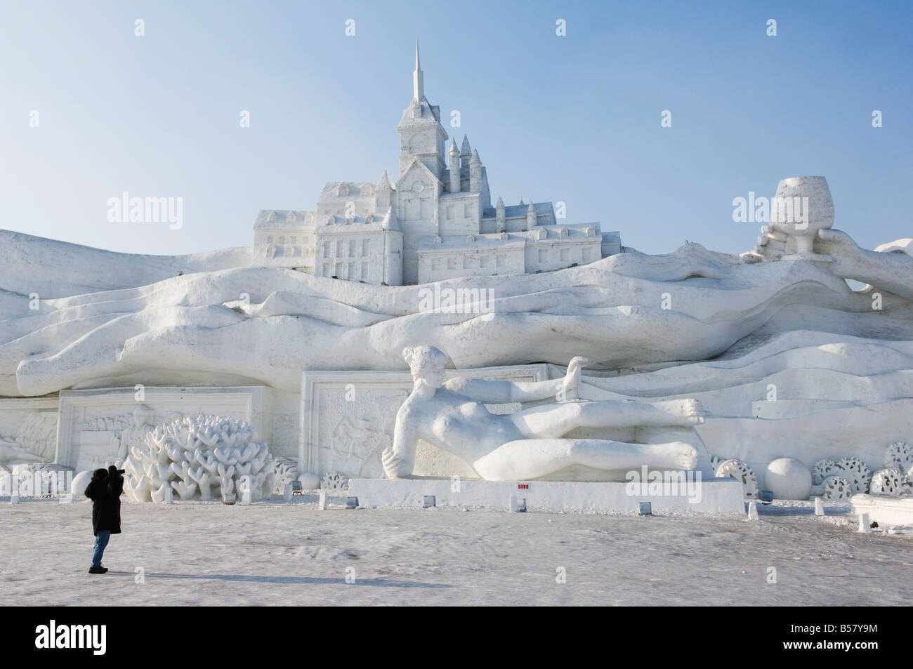 Personne photographier une sculpture géante au festival de sculpture sur neige et sur glace sur Sun Island Park, la province de Heilongjiang, Chine Banque D'Images