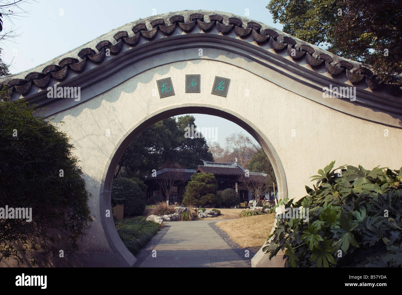 Une arche à la liquidation en jardin à West Lake, Hangzhou, Zhejiang Province, China, Asia Banque D'Images