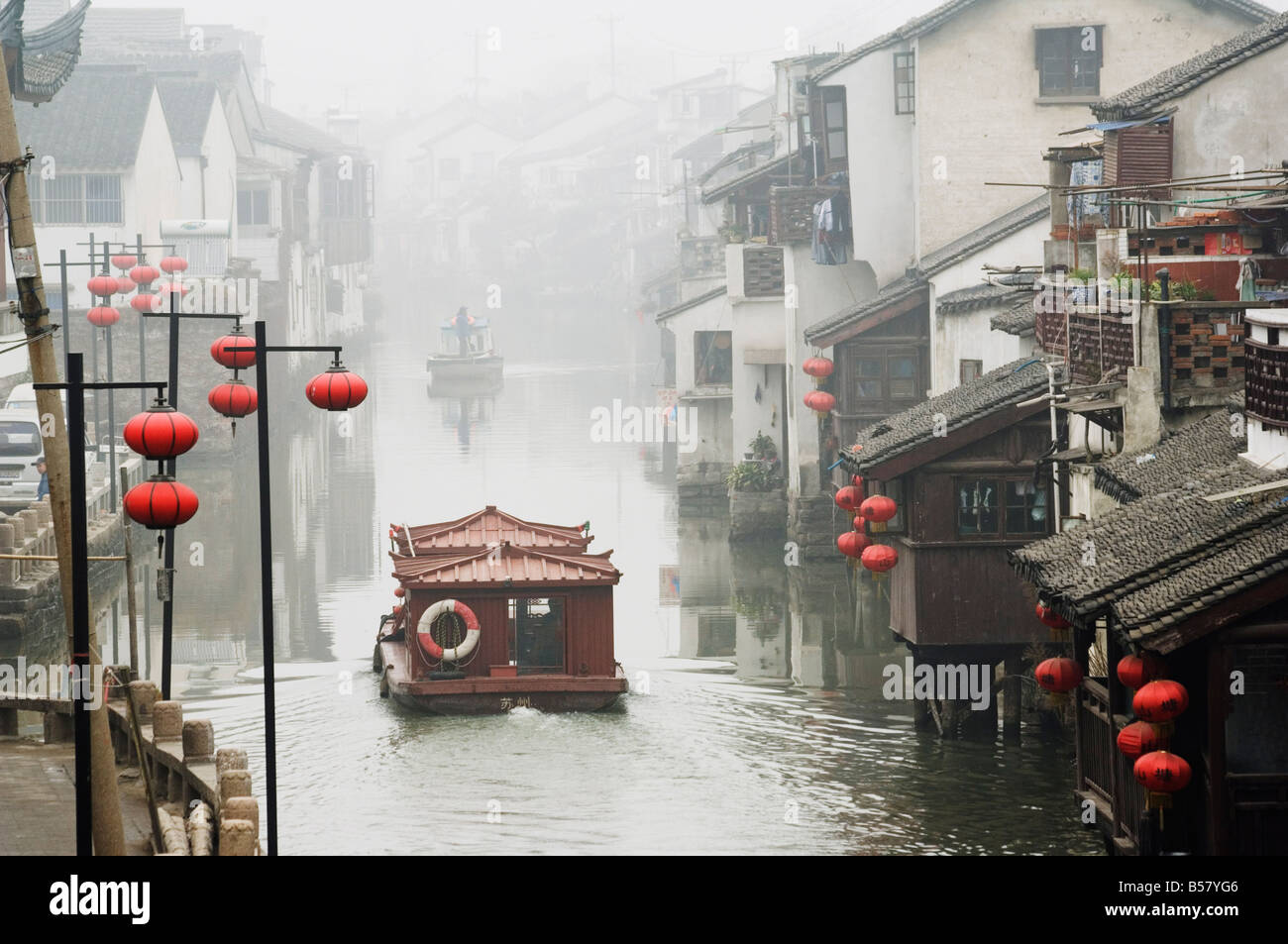 Vieux maisons traditionnelles au bord de l'eau, ville Shantang Suzhou, Province de Jiangsu, Chine, Asie Banque D'Images