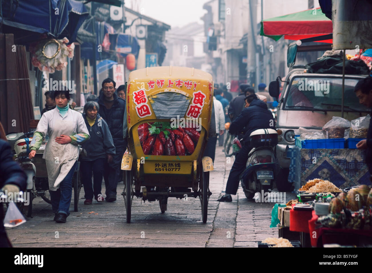 Un tricycle décoration équestre dans les vieilles rues de Suzhou, Province de Jiangsu, Chine, Asie Banque D'Images