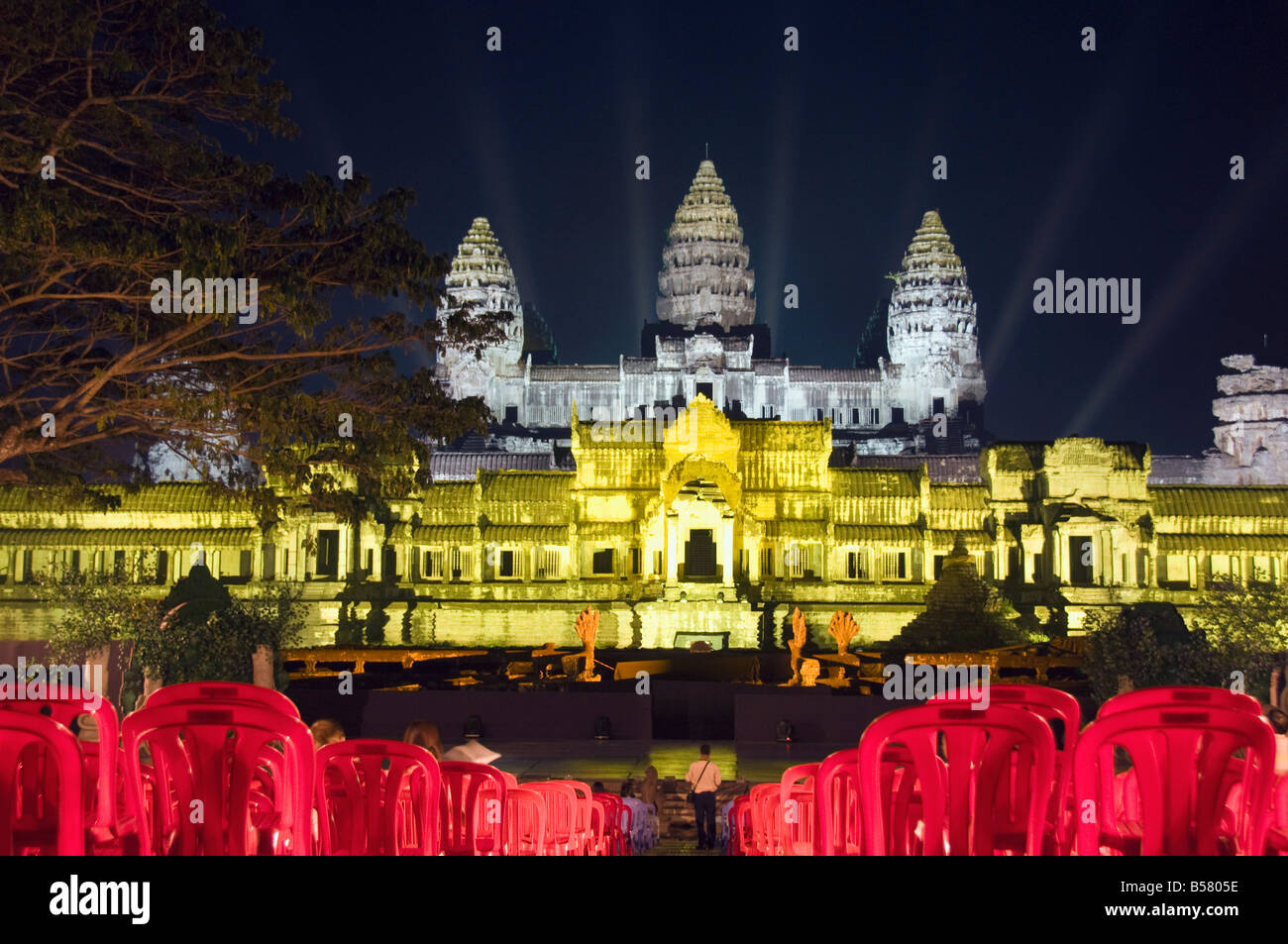 Temple d'Angkor Wat, site classé au patrimoine mondial, la nuit, éclairée d'une lumière spéciale, Siem Reap, Cambodge, Indochine Banque D'Images