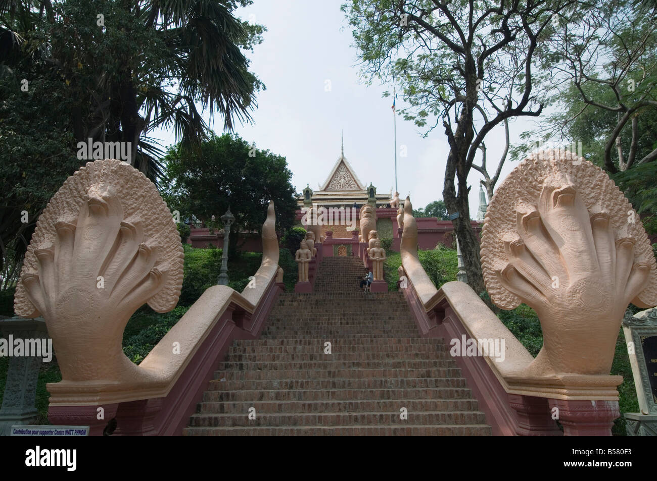 Nagas dans l'escalier de Wat Phnom, Phnom Penh, Cambodge, Indochine, Asie du Sud, Asie Banque D'Images
