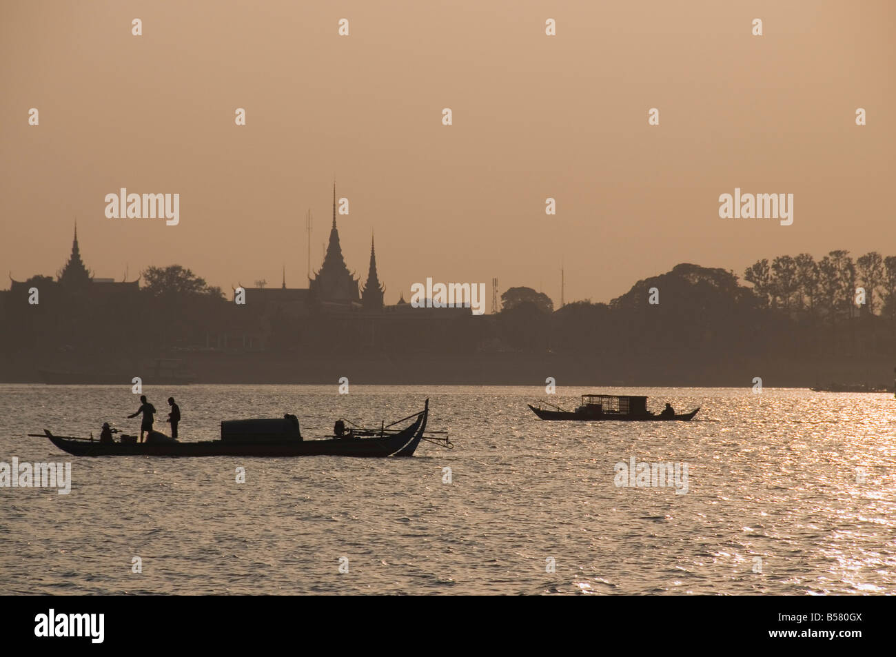 Les pêcheurs sur la rivière du Mékong, Phnom Penh, Cambodge, Indochine, Asie du Sud, Asie Banque D'Images