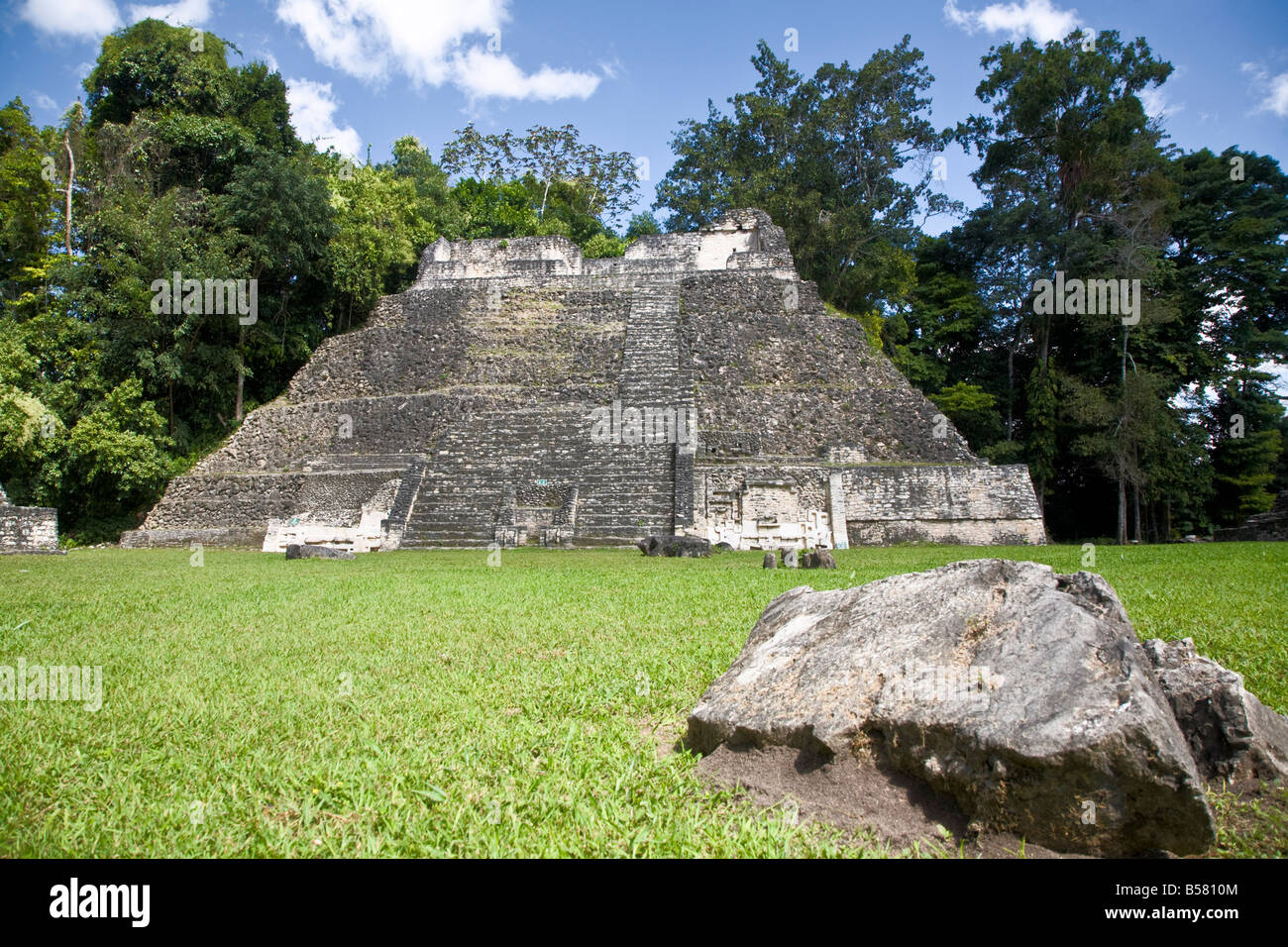 Plaza un temple, ruines mayas, Caracol, Belize, Amérique Centrale Banque D'Images
