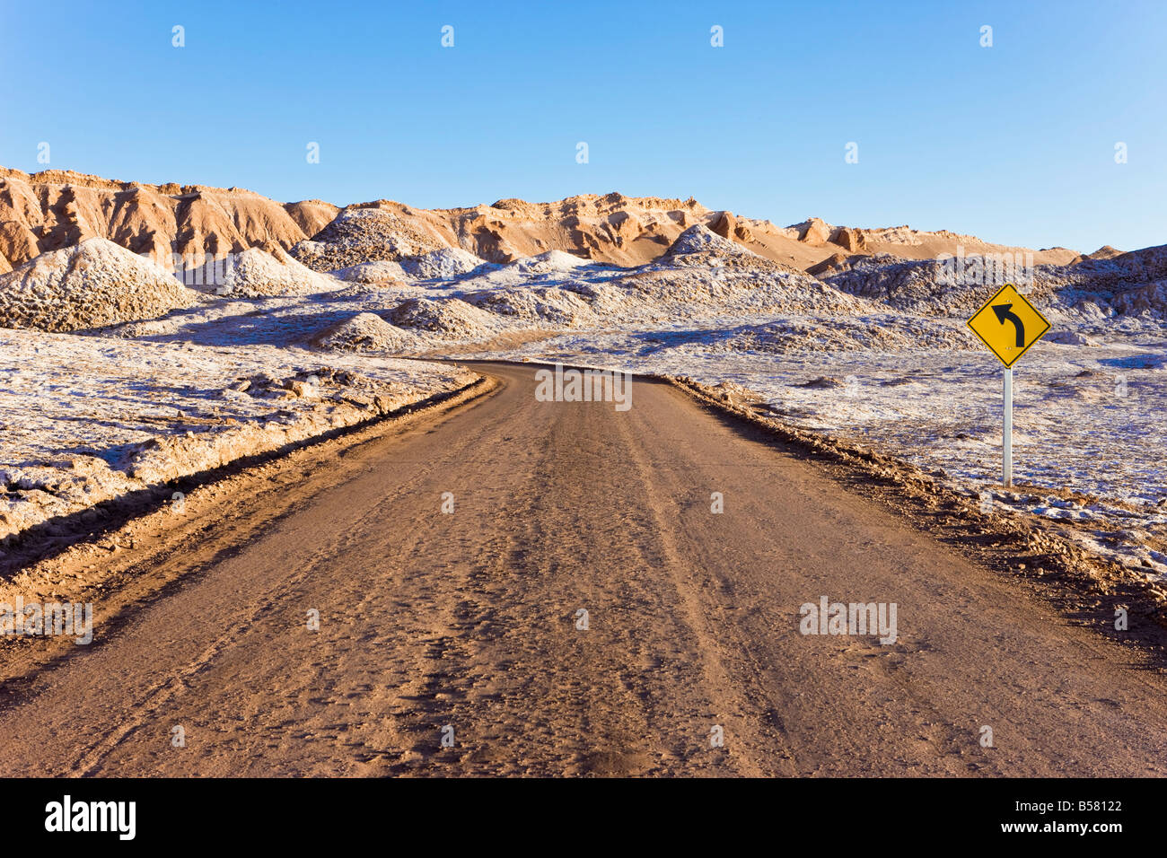 Route à travers la Valle de la Luna (vallée de la lune), Désert d'Atacama, Norte Grande, Chili, Amérique du Sud Banque D'Images