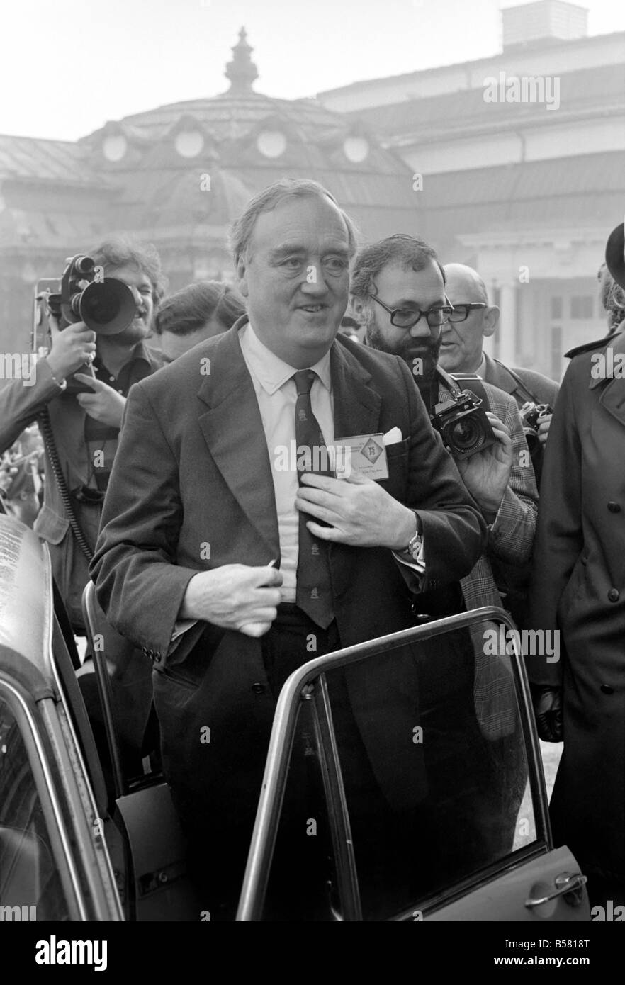 Conférence jeunes conservateurs à Eastbourne. Willie Whitelaw arrive à la conférence avec lui, c'est Robert MacKenzie. 10 févr. 1975 7 Banque D'Images