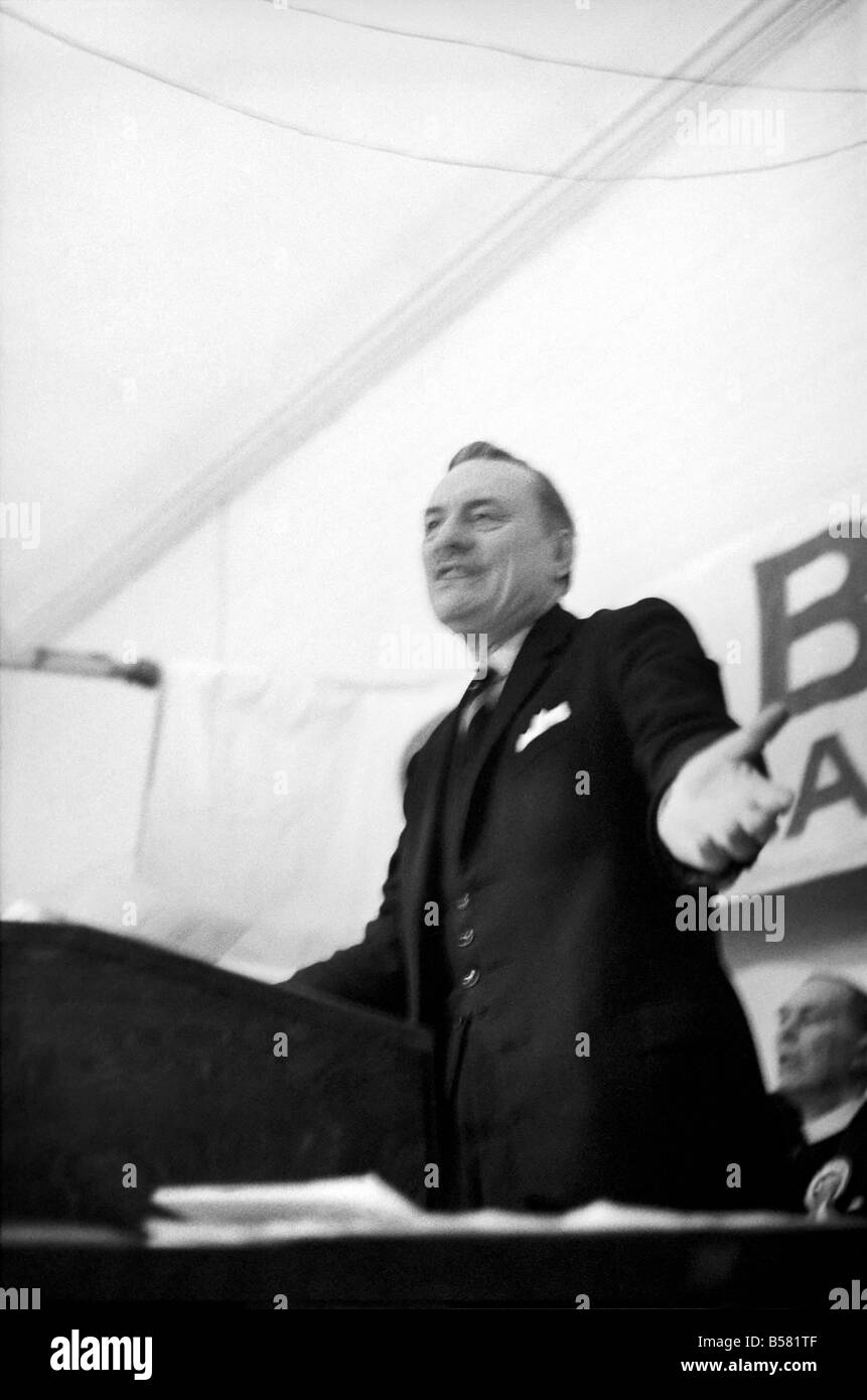 L'étude d'Hénoch : Enoch Powell cette soirée a été l'orateur invité à la campagne anti Marché commun à l'Église Emmanuel Hornsey Hall. Février 1975 75-01048-003 Banque D'Images