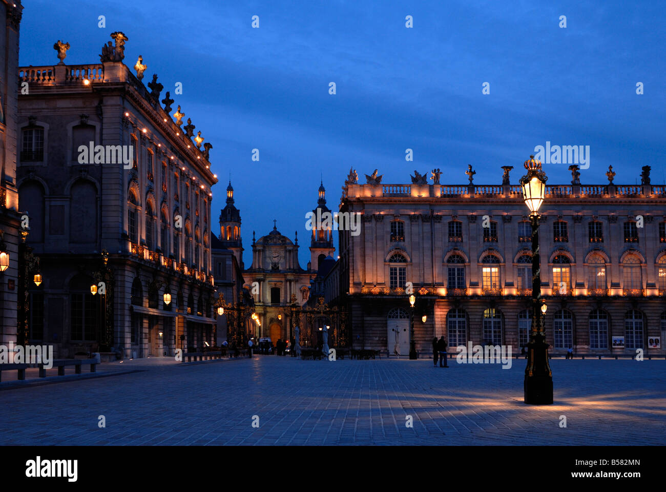 Soirée courts vue de la Place Stanislas et la cathédrale, UNESCO World Heritage Site, Nancy, Lorraine, France, Europe Banque D'Images