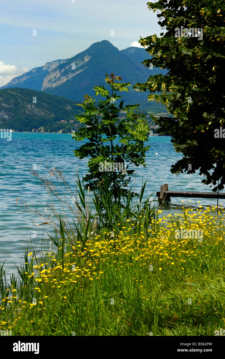 Le lac d'Annecy, Annecy, Rhône-Alpes, France, Europe Banque D'Images