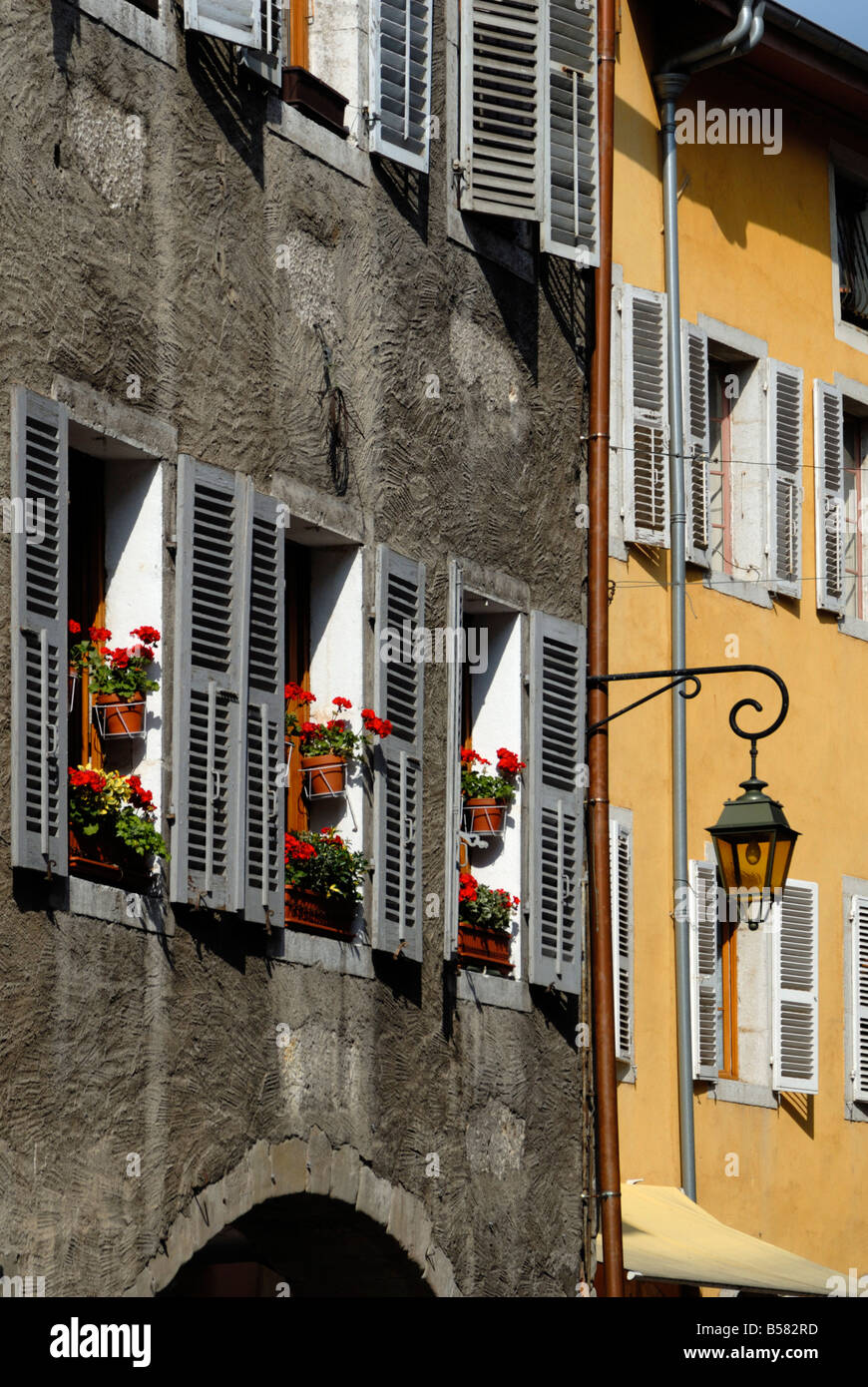 Fenêtres à volets fleurie, rue Sainte-Claire, Annecy, Rhône-Alpes, France, Europe Banque D'Images