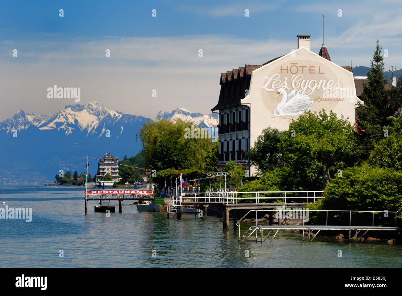 Hôtel au bord du lac, le Lac Léman (Lac de Genève), Evian-les-Bains,  Haute-Savoie, France, Europe Photo Stock - Alamy