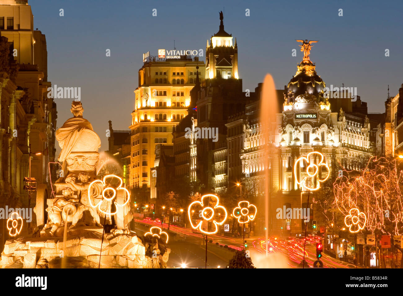 Place de Cibeles (Plaza de Cibeles) et Fontaine de Cibeles, Calle de Alcalá au moment de Noël, Madrid, Spain, Europe Banque D'Images