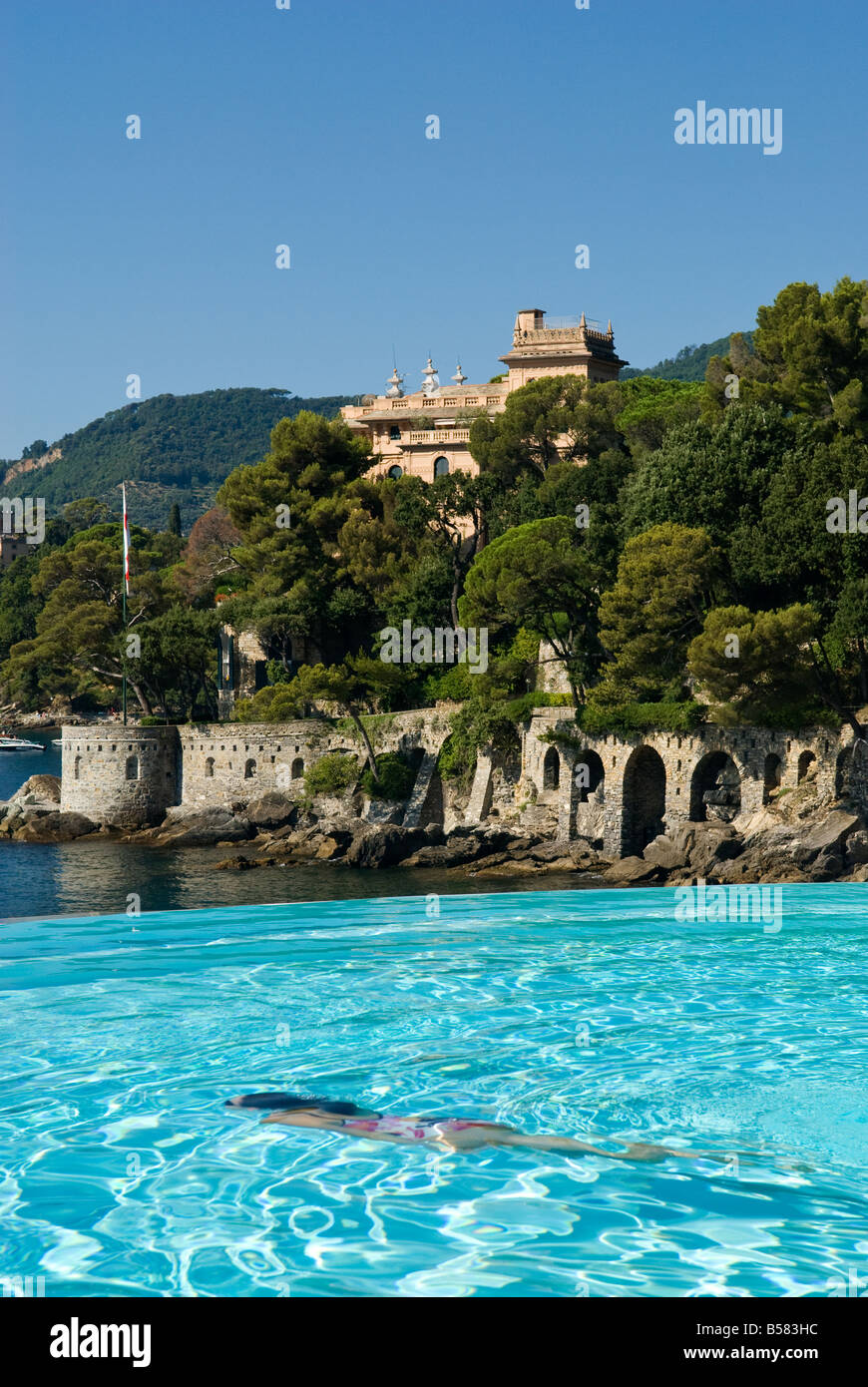 Piscine à débordement avec nage sous-marine montrant la Riviera Italienne en arrière-plan . Banque D'Images
