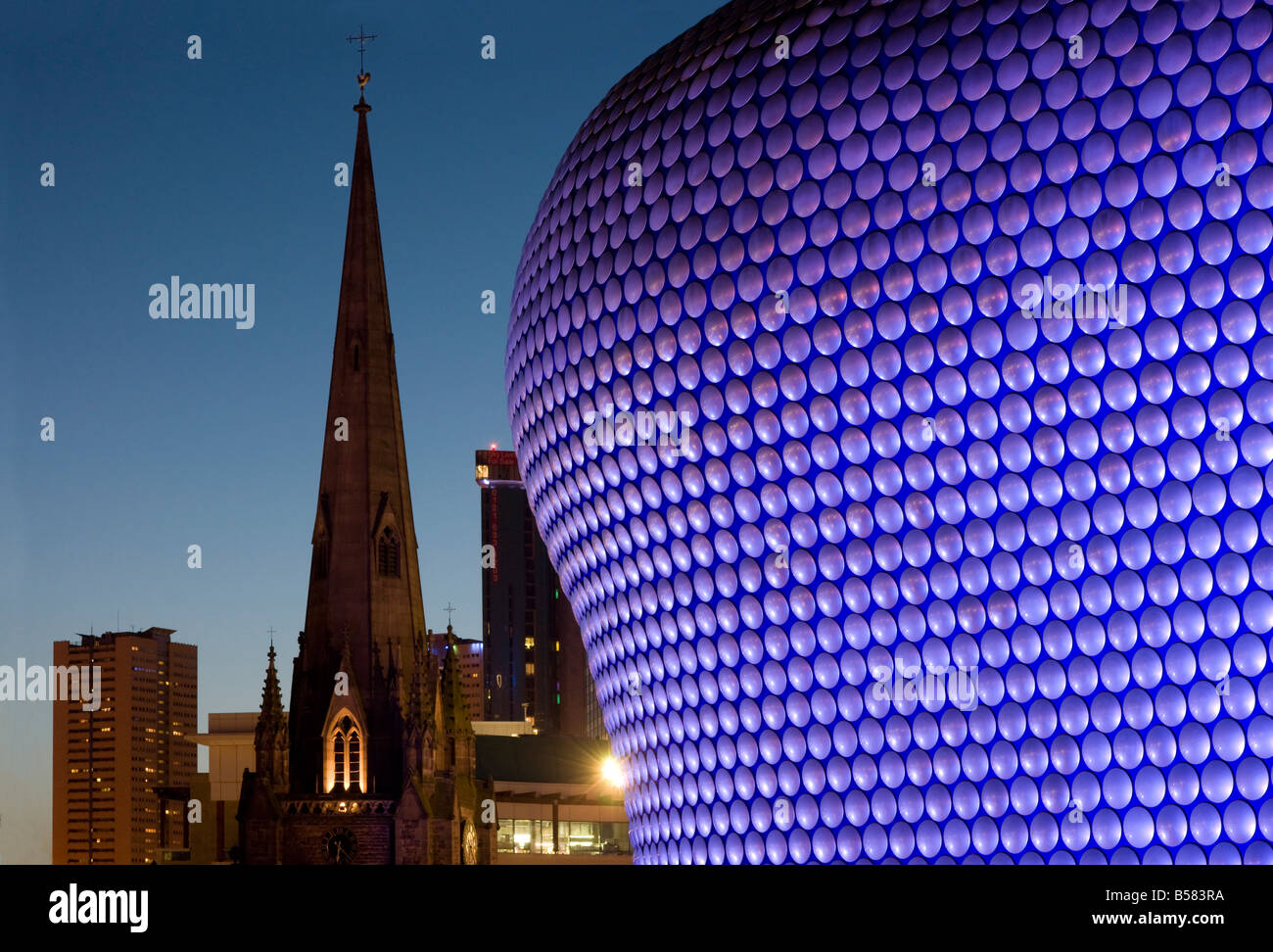 Selfridges et Eglise Saint-martin au crépuscule, Birmingham, Angleterre, Royaume-Uni, Europe Banque D'Images