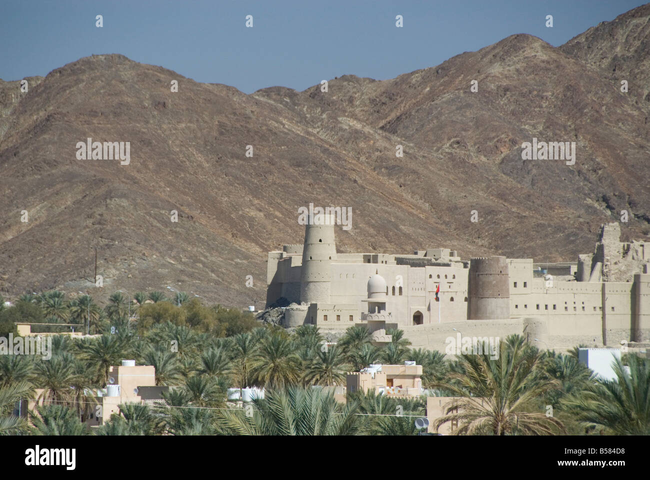 Fort en palmery sur le bord de l'oasis de Bahla, ville moderne, Oman, Middle East Banque D'Images