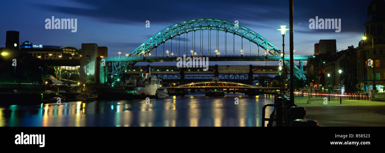 Crépuscule vue vers Tyne Bridge sur la rivière Tyne, Quayside, Newcastle upon Tyne, Tyne et Wear, Angleterre, Royaume-Uni, Europe Banque D'Images