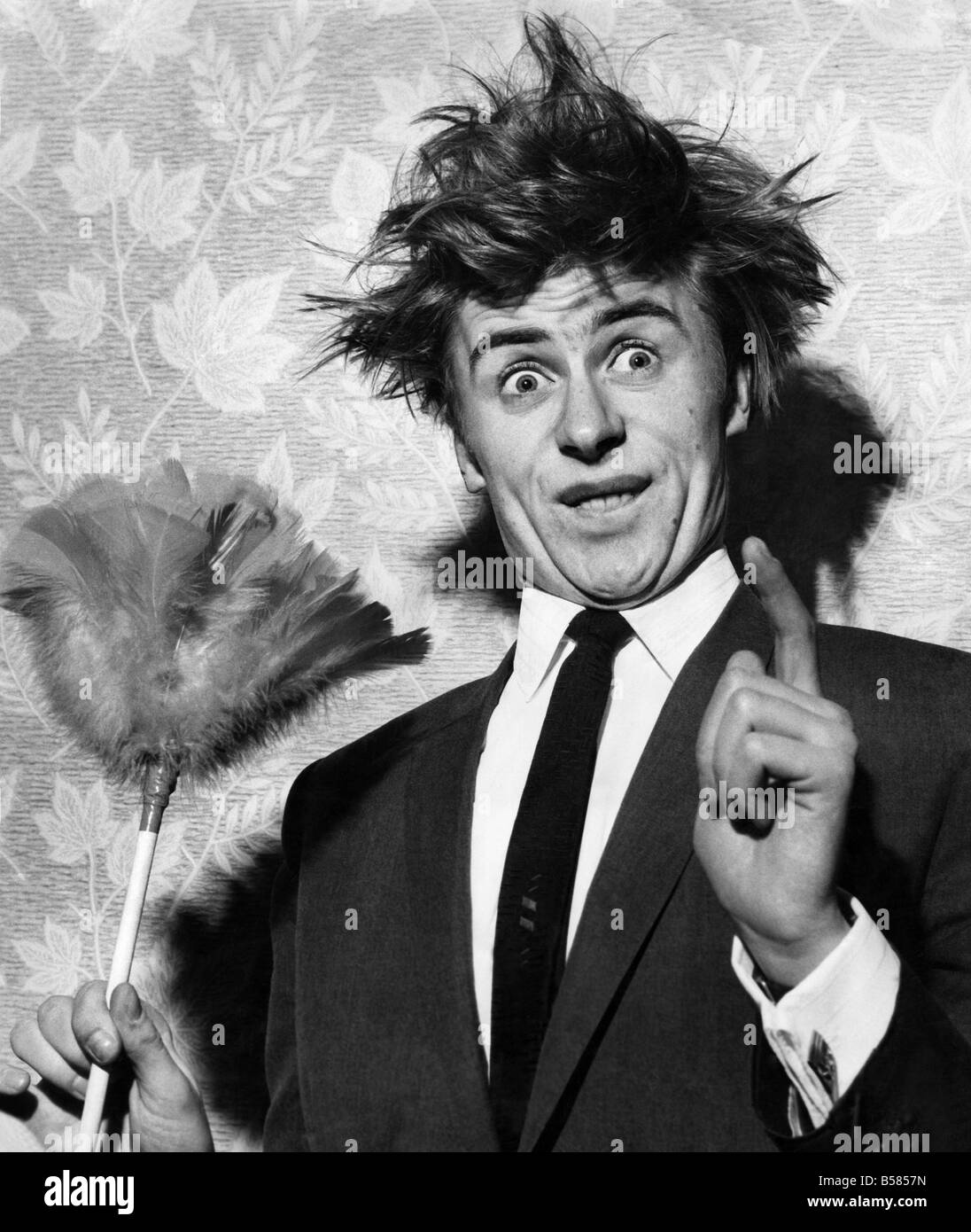 Mike Yarwood imitateur vu ici donnant une impression de Ken Dodd . Juin 1965 P005919 Banque D'Images
