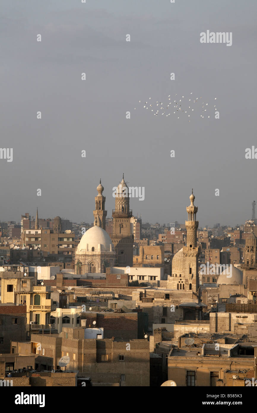 Minarets dominent le Caire islamique et de la région de Khan al-Khalili, au Caire, Egypte, Afrique du Nord, Afrique Banque D'Images