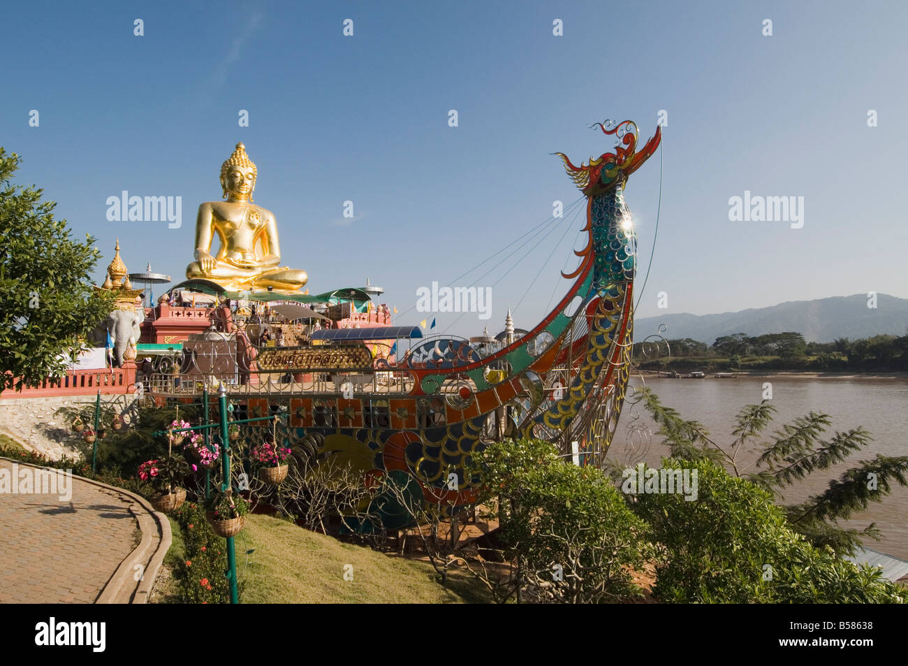 Grand Bouddha d'or sur les rives du Mékong à Sop Ruak, Thaïlande, Asie du Sud, Asie Banque D'Images